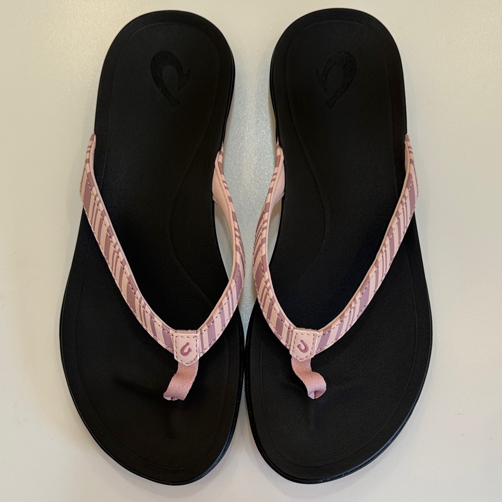 New Olukai Women’s Kulapa Kai Pink/Black Flip Flops. Size 8.